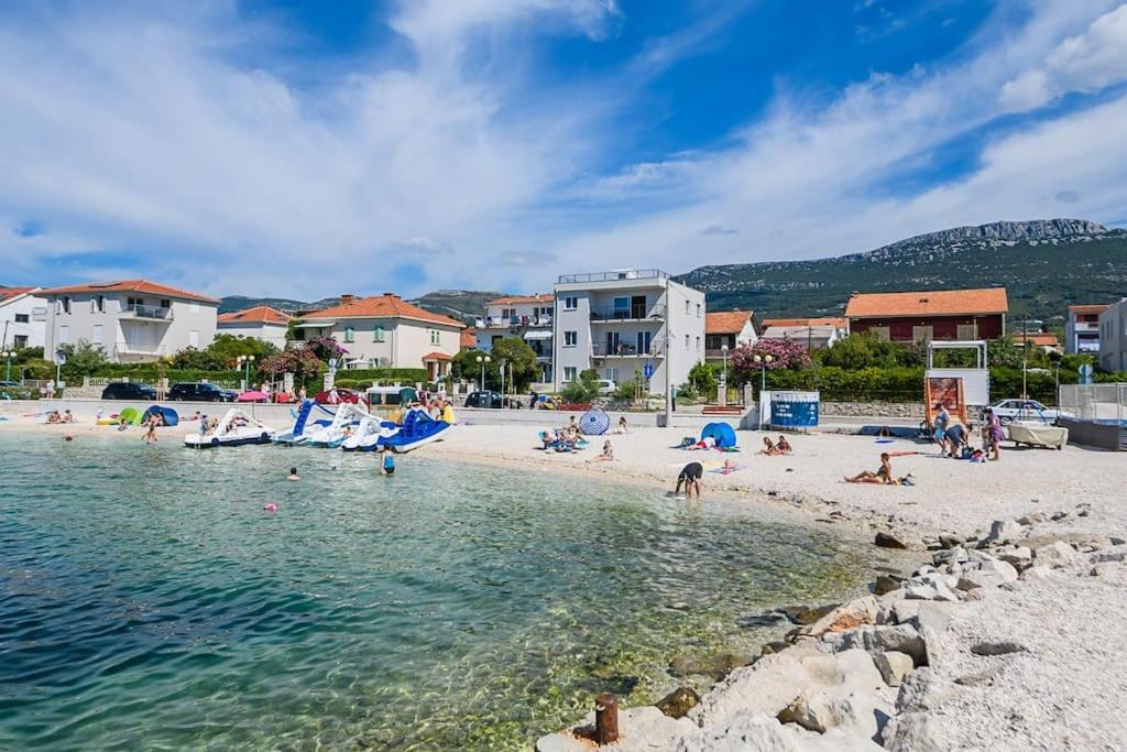 Stunning Beachfront Apartment With Roof Terrace Kastela Exterior photo