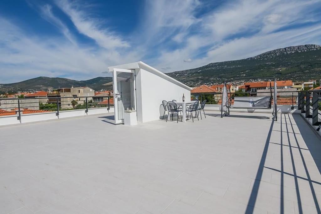 Stunning Beachfront Apartment With Roof Terrace Kastela Exterior photo