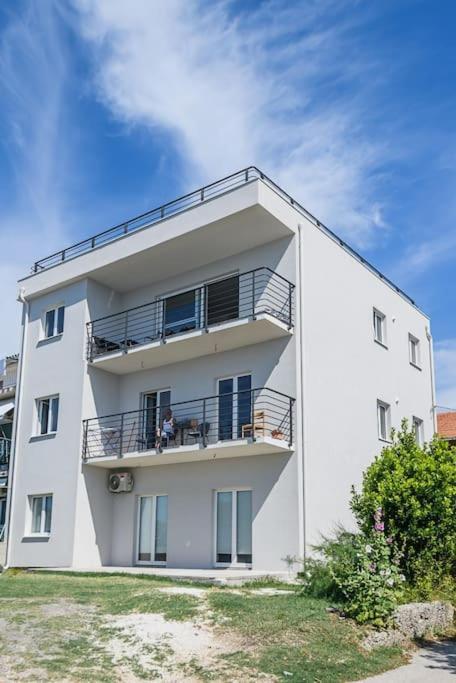 Stunning Beachfront Apartment With Roof Terrace Kastela Exterior photo